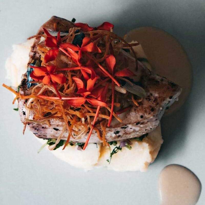 Service discret lors d'un dîner confidentiel