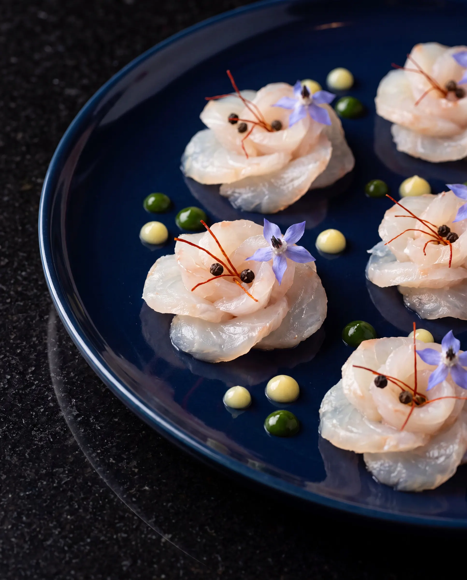 Assiette signature bleu nuit servie à La Table Culinère