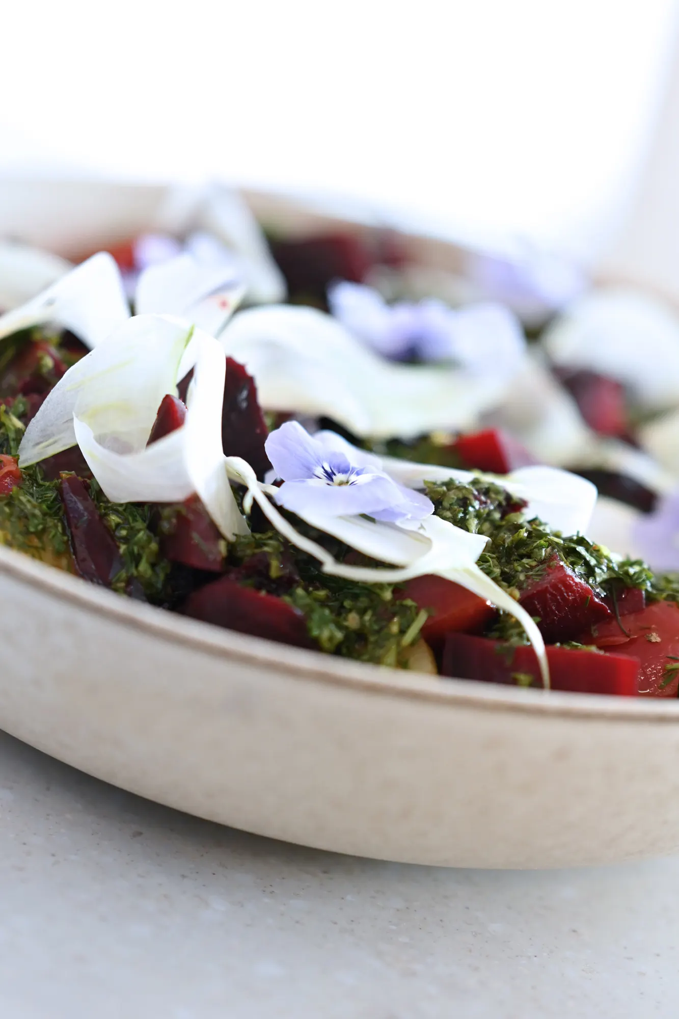 Assiette végétale garnie de fleurs comestibles